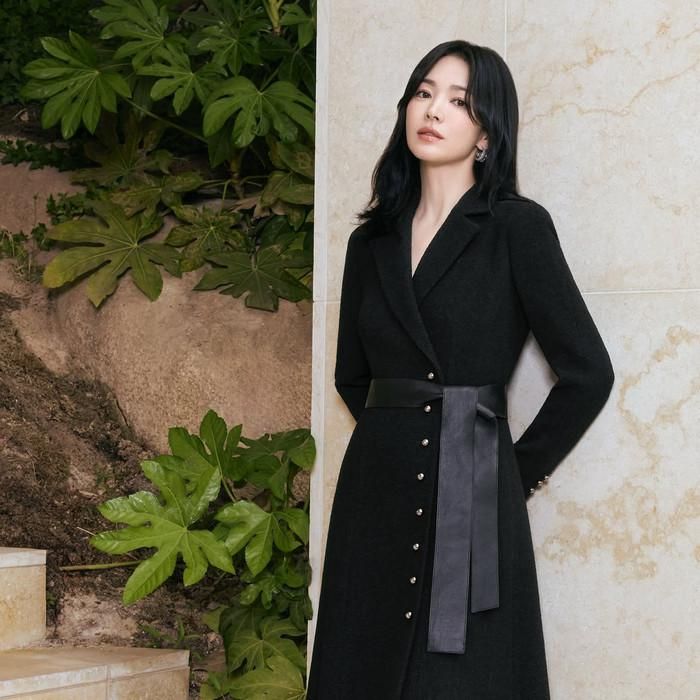Vẻ ngoài thanh lịch, cùng thần thái sang trọng của Song Hye Kyo khiến nhiều khán giả ví cô "đẹp như nữ thần".
