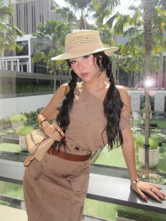 Quỳnh Anh Shyn khoe outfit dạo phố rực rỡ đón mùa nhiệt đới. (Nguồn: FBNV)
