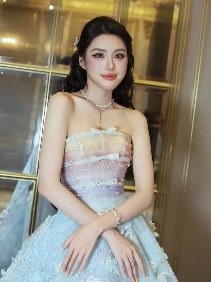 Hoa hậu Phương Oanh sinh ra và lớn lên ở Hà Nội.