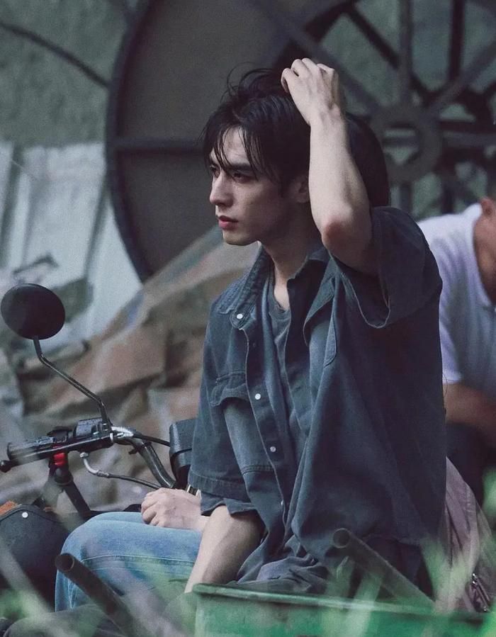Rũ bỏ hình tượng nam thần mặt hoa da phấn, Tống Uy Long gây ngỡ ngàng với tạo hình phong trần, để râu và siết mỡ cơ thể kỷ lục xuống 6.9% để hóa thân vào vai Trần Dị góc cạnh, khắc khổ. Ảnh: Sohu