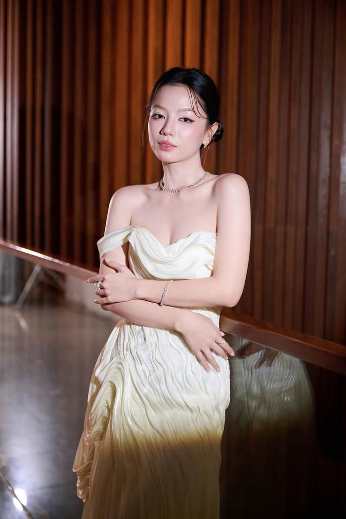 Sắc vóc tựa nữ thần của Lê Hạ Anh trong thiết kế đầm trắng tinh khôi. (Nguồn: FBNV)