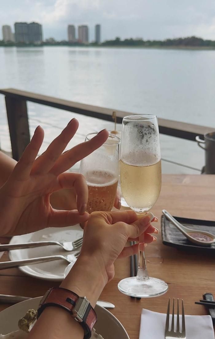 Mai Phương Thúy và "mối tình 14 năm" đã dành thời gian ăn uống, trò chuyện cùng nhau. Ảnh: FBNV