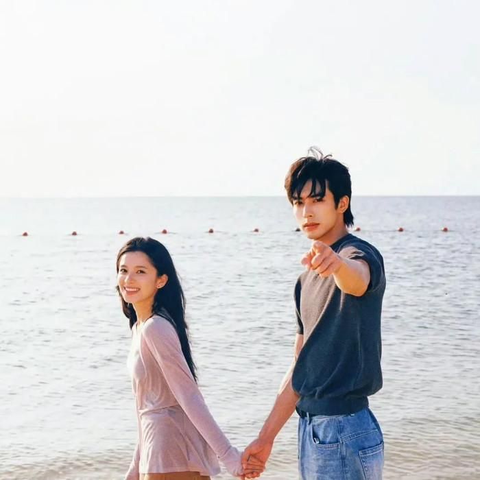Chó Hoang Và Xương mở ra tuổi thơ đầy tổn thương của hai nhân vật chính.
