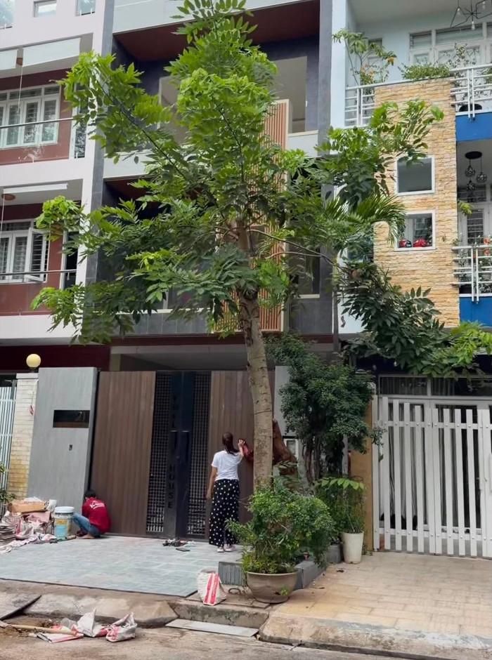 Căn nhà của vợ chồng diễn viên Quang Minh và Tăng Khánh Chi hoàn thiện khoảng 80% sau 6 tháng xây dựng.