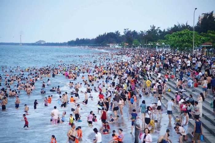 Du khách tắm biển Cửa Lò.