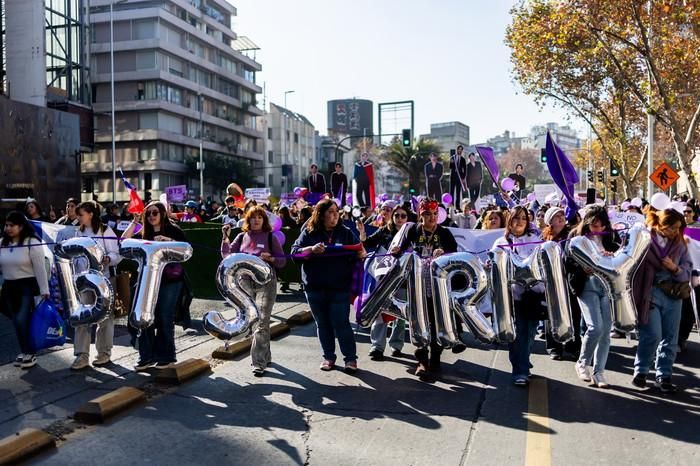 Người hâm mộ của BTS đã tập trung tại Santiago, Chile vào ngày 5 tháng 7 để phản đối quyết định của chính phủ Chile về việc hủy bỏ ba buổi hòa nhạc trong khuôn khổ chuyến lưu diễn vòng quanh thế giới của BTS tại Sân vận động Quốc gia vào tháng 10 (Yonhap).