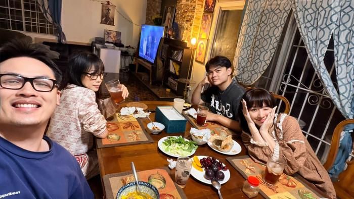Tóc Tiên và mẹ ruột quây quần bên bữa ăn (Ảnh: FBNV) 