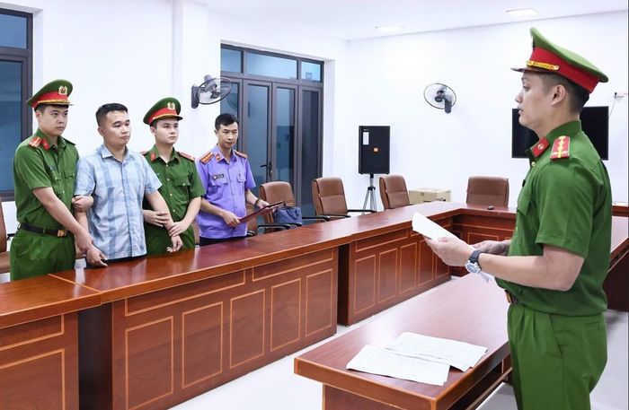 Cơ quan chức năng thi hành các biện pháp ngăn chặn đối với Nguyễn Hà Duy, giáo viên Trường THPT chuyên Tuyên Quang.