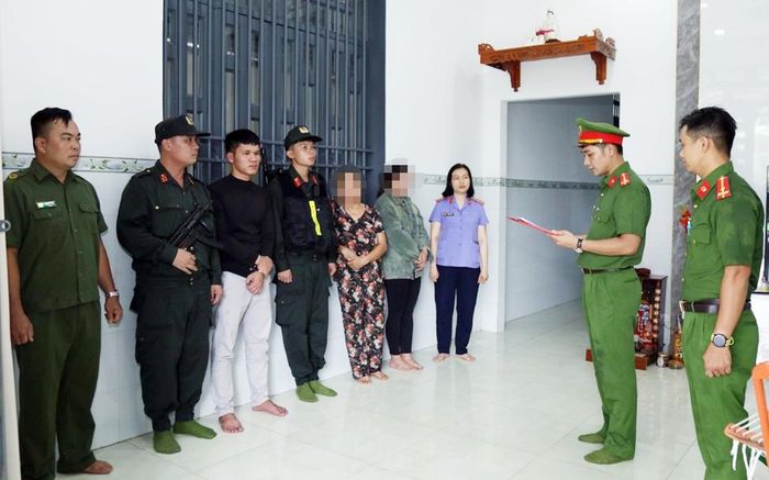 Đọc lệnh khám xét nhà bị can Nguyễn Hoàng Phong. Ảnh: Công an Đồng Nai