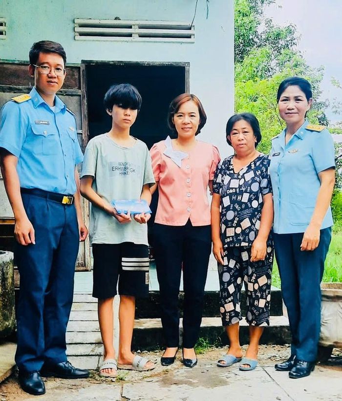Đại diện đơn vị và địa phương đến thăm và tặng quà cho gia đình em Luân, năm em đang là học sinh lớp 9.