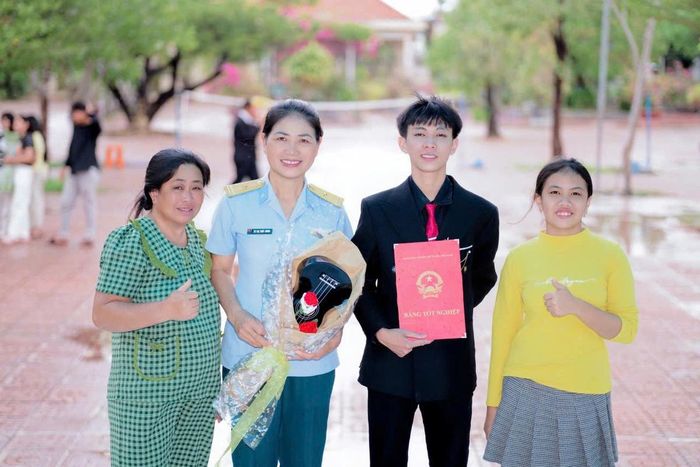 Đồng chí Chủ tịch Hội Phụ nữ đơn vị cùng gia đình em Luân trong Lễ trưởng thành cho học sinh lớp 12, tại trường Trung học phổ thông Ngô Gia Tự, phường Bắc Cam Ranh, tỉnh Khánh Hòa.