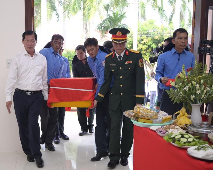 Ban Chỉ đạo 515 tỉnh An Giang tại lễ dâng hương tưởng niệm các Anh hùng liệt sĩ.