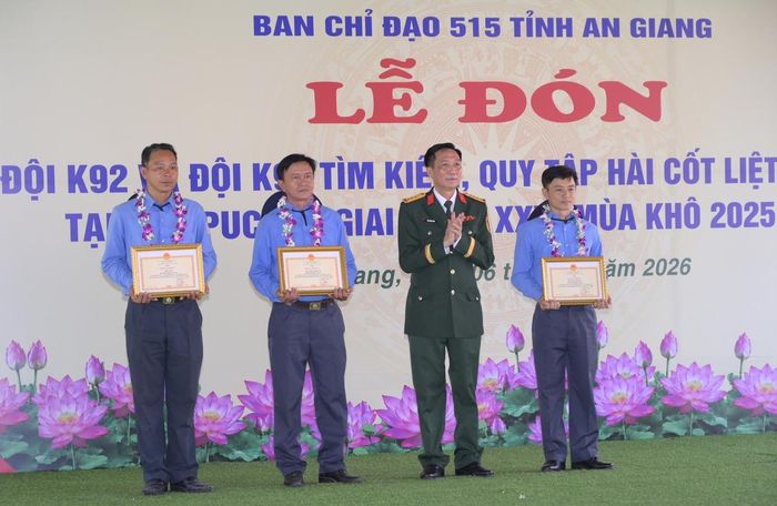 Trao Bằng khen của lãnh đạo tỉnh cho các tập thể, cá nhân có thành tích xuất sắc.