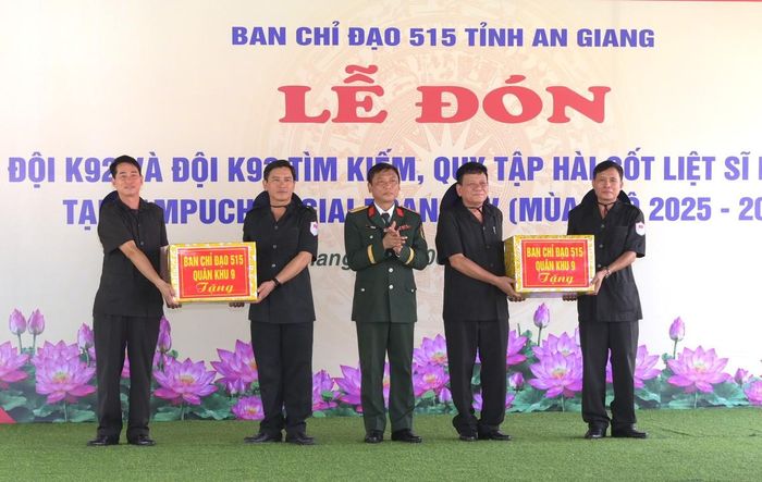 Ban Chỉ đạo 515 tỉnh An Giang trao tặng hoa, quà động viên cán bộ, chiến sĩ Đội K92 và Đội K93.
