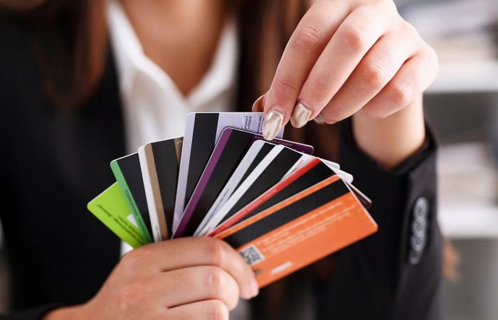 Nếu không có khoản tiền dự phòng, nhiều người buộc phải sử dụng thẻ tín dụng để chi trả khiến tổng số nợ tăng lên và thời gian trả nợ kéo dài hơn