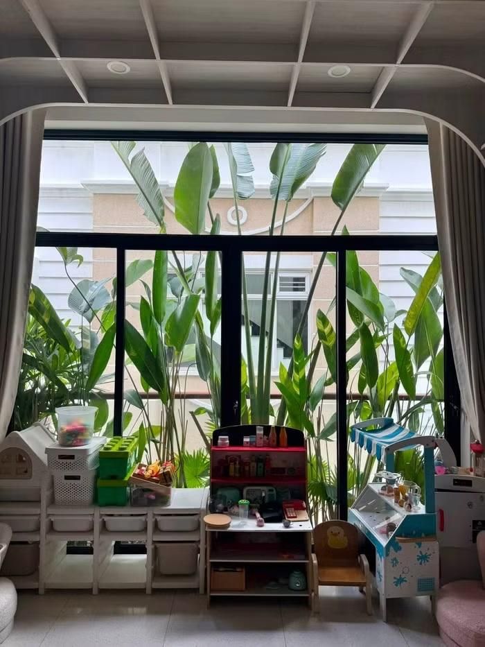Vân Trang đặc biệt tâm đắc với khu vực bồn cây xanh nằm ngay cạnh phòng chơi của các con – nơi cả gia đình thường xuyên ngồi lại, sinh hoạt và thư giãn cùng nhau. Không chỉ là một góc nhỏ trong nhà, đây còn là không gian gắn kết, luôn ngập tràn sắc xanh và mang đến cảm giác bình yên, thoải mái trong từng khoảnh khắc đời sống hằng ngày