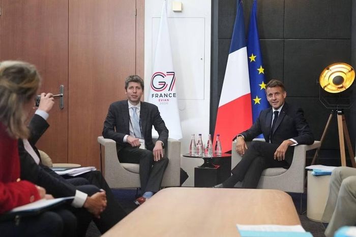  Tổng thống Pháp Emmanuel Macron gặp gỡ CEO OpenAI Sam Altman bên lề Hội nghị Thượng đỉnh G7 