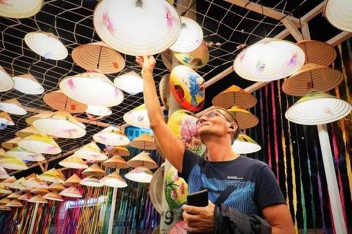  Du khách Nga thích thú với nhiều sản phẩm du lịch ở Nha Trang 