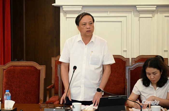 Đồng chí Lê Tiến, Ủy viên Ban Thường vụ Đảng ủy, Phó Chánh án TANDTC phát biểu tại cuộc họp.