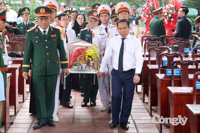Ông Nguyễn Văn Được, Chủ tịch UBND TP.HCM và Trung tướng Lê Xuân Thế, Tư lệnh Quân khu 7, thực hiện lễ di quan hài cốt các liệt sĩ mới được phát hiện tại công viên Lê Thị Riêng