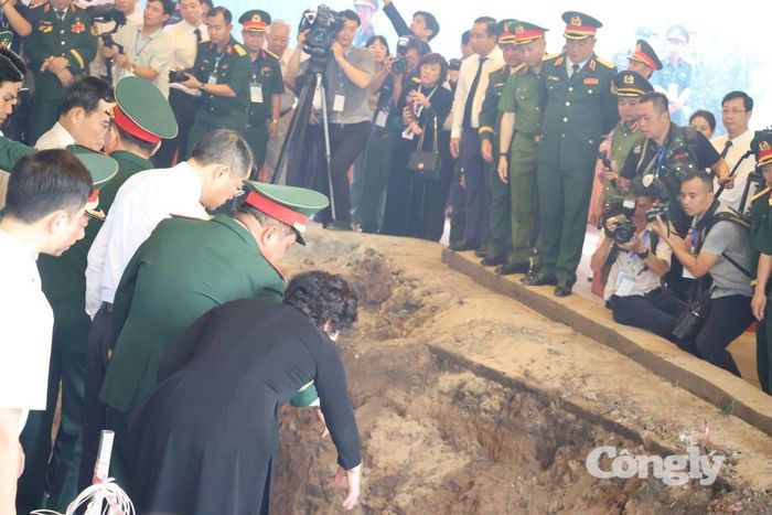 Tìm thấy 5 bộ hài cốt liệt sĩ cùng nhiều vật dụng quan trọng.