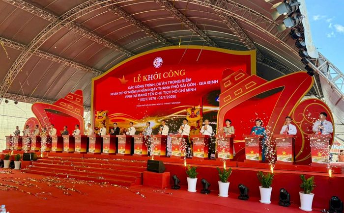 TP.HCM khởi công đồng loạt 8 công trình, dự án trọng điểm với tổng vốn đầu tư hơn 253.000 tỷ đồng, đánh dấu bước tăng tốc phát triển hạ tầng.