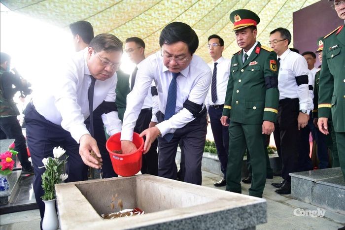 Lãnh đạo Trung ương và tỉnh Tây Ninh thực hiện nghi thức an táng các hài cốt liệt sĩ.