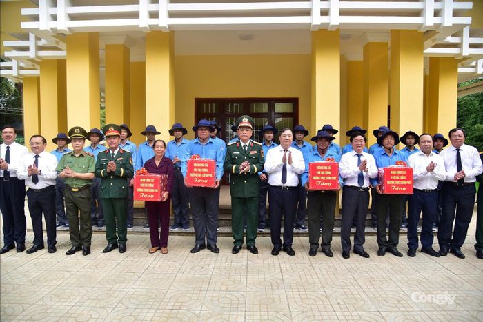 Phó Thủ tướng Thường trực Phạm Gia Túc tặng quà cho các đội tìm kiếm, quy tập