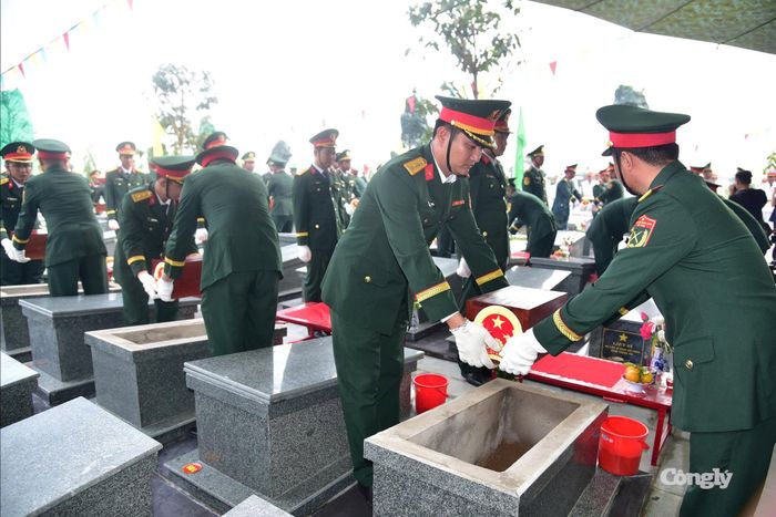 An vị h ài cốt liệt sĩ trong các phần mộ