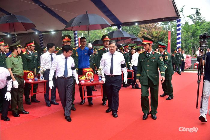 Hình ảnh truy điệu hài cốt liệt sĩ.