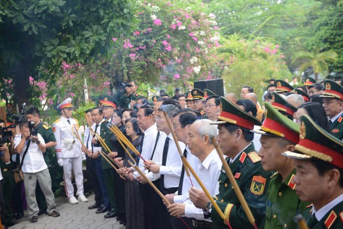 Lãnh đạo Đảng, Nhà nước và các ban ngành thắp hương cho các liệt sĩ vừa được phát hiện. Ảnh: Mạnh Linh.