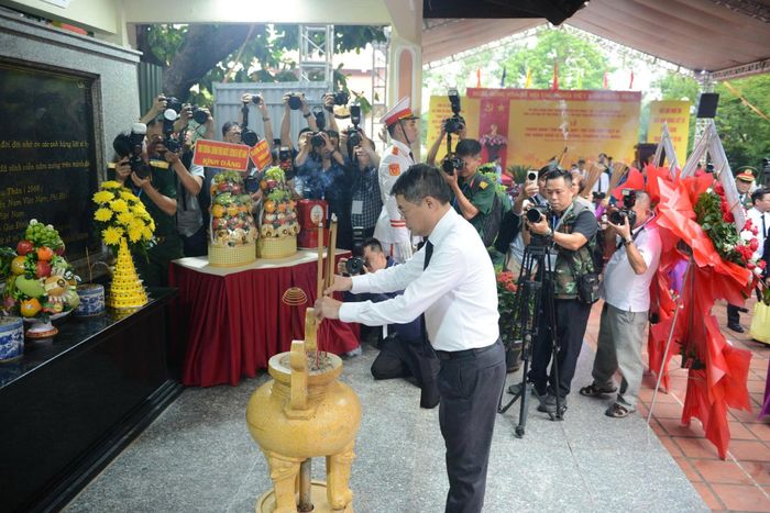 Thủ tướng Lê Minh Hưng chỉ đạo đẩy mạnh ứng dụng khoa học - công nghệ, đặc biệt là giám định ADN, nhằm sớm xác định danh tính các liệt sĩ và đưa các anh trở về với gia đình. Ảnh: Mạnh Linh.