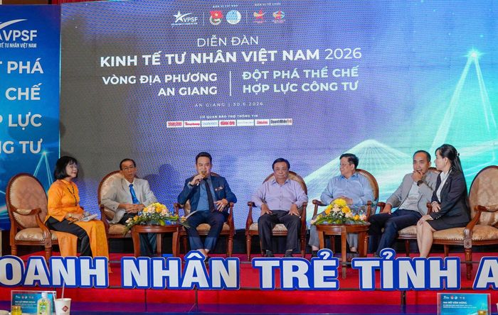 Các đại biểu trao đổi, chia sẻ tại phiên đối thoại. Ảnh: BTC