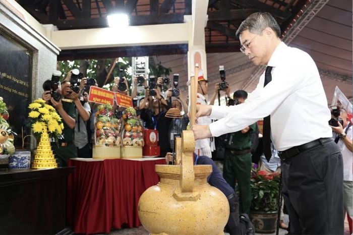 Thủ tướng Lê Minh Hưng dâng hương tri ân các Anh hùng liệt sĩ. Ảnh: Ngô Tùng