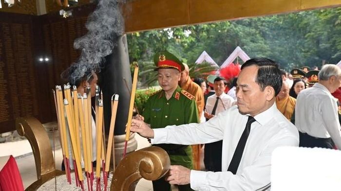Bí thư Thành ủy TP. Hồ Chí Minh Trần Lưu Quang dâng hương tưởng niệm. Ảnh: Mạnh Thắng