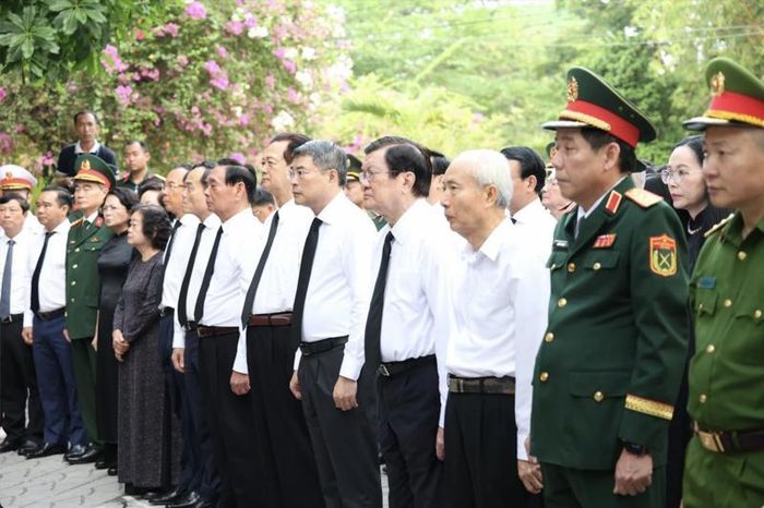 Thủ tướng Chính phủ và các đại biểu đã dành phút mặc niệm, bày tỏ lòng biết ơn vô hạn với các nhà lãnh đạo tiền bối, hàng triệu người con ưu tú của dân tộc đã anh dũng hy sinh... Ảnh: Ngô Tùng
