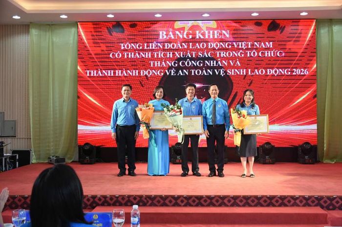 Khen thưởng tổ chức, cá nhân có thành tích xuất sắc trong tổ chức Tháng công nhân và Tháng hành động về an toàn vệ sinh lao động 2026.
