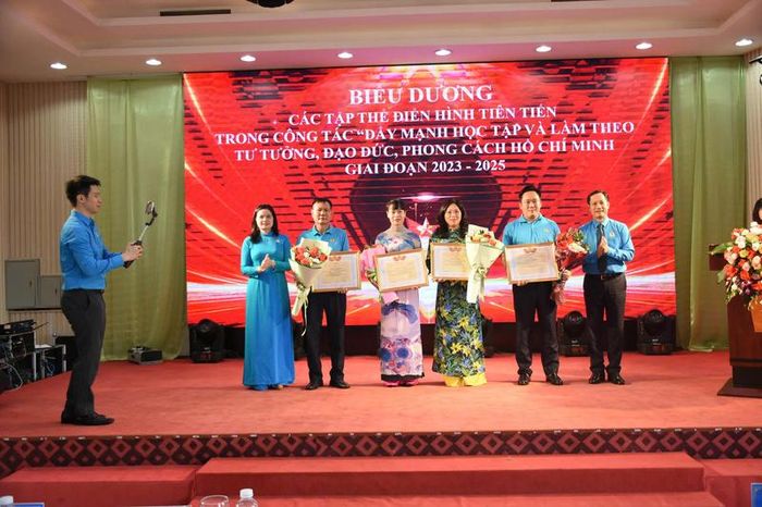 Biểu dương các tập thể điển hình tiên tiến trong công tác "Đẩy mạnh học tập và làm theo tư tưởng, đạo đức, phong cách Hồ Chí Minh"