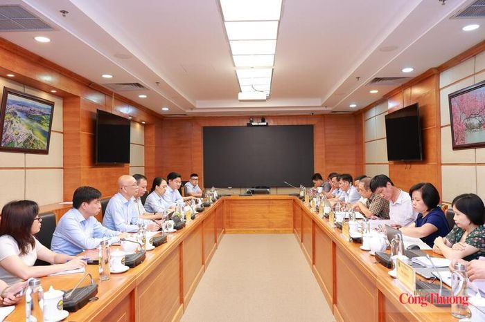 Toàn cảnh buổi làm việc. Ảnh: Quỳnh Trang