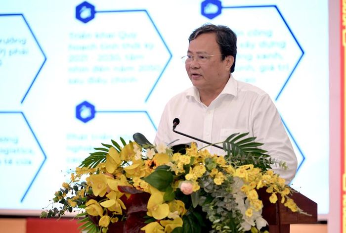 Phó Bí thư Tỉnh ủy, Chủ tịch UBND tỉnh Tây Ninh Lê Văn Hẳn báo cáo tại buổi làm việc, khẳng định những kết quả tăng trưởng tích cực của địa phương trong 6 tháng đầu năm 2026. Ảnh: Huỳnh Phong 