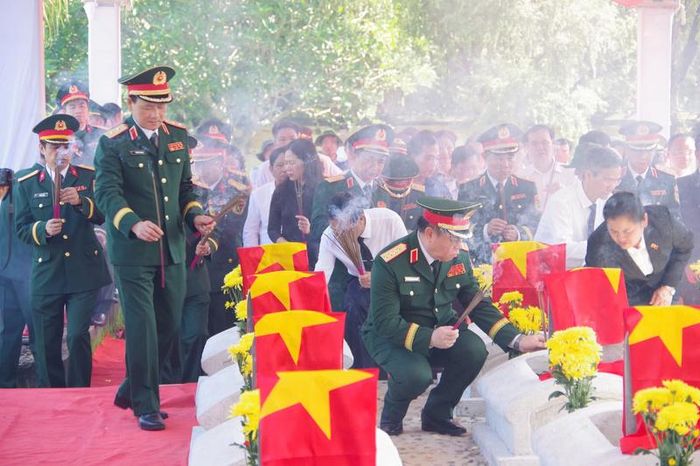 Lễ truy điệu và an táng hài cốt liệt sĩ quy tập tại Lào được tổ chức trang trọng tại Nghĩa trang liệt sĩ Quốc tế Đồng Tâm, xã Thiết Ống, tỉnh Thanh Hóa tháng 5/2026. Ảnh: Ban CHQS tỉnh Thanh Hóa