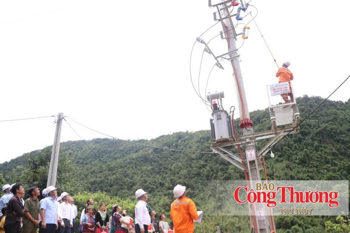 Nghi thức đóng điện Trạm biến áp cấp điện cho bản Huổi Lĩnh (xã Mường Mô, tỉnh Lai Châu).