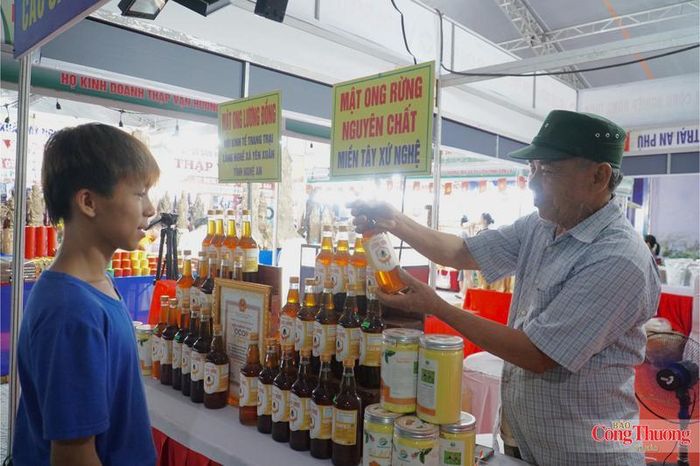 Cựu chiến binh Lưu Phi Đồng giới thiệu sản phẩm mật ong tại Hội chợ triển lãm sản phẩm công nghiệp nông thôn tiêu biểu Đà Nẵng 2026.