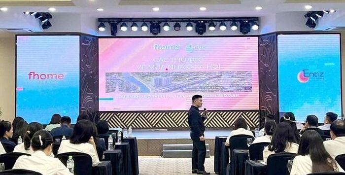 Doanh nghiệp hướng dẫn người dân hoàn thiện hồ sơ đăng ký mua nhà ở xã hội. Ảnh: Quang Đại 