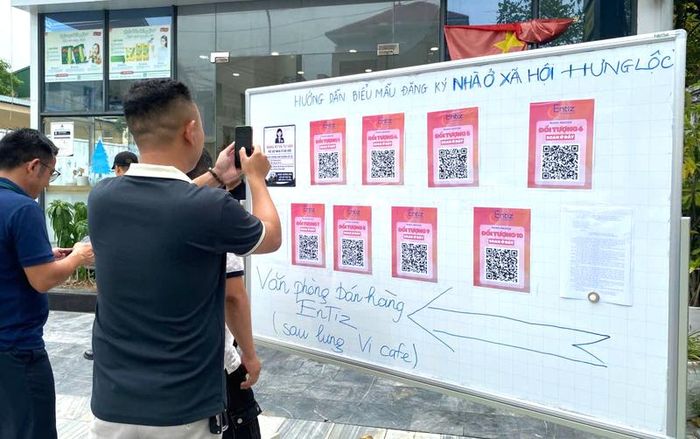 Người lao động tìm hiểu thủ tục mua nhà ở xã hội. Ảnh: Sỹ Hòa