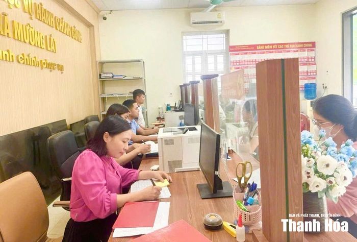 Tại Trung tâm Phục vụ hành chính công xã Mường Lát, hồ sơ được tiếp nhận và giải quyết theo đúng quy trình.