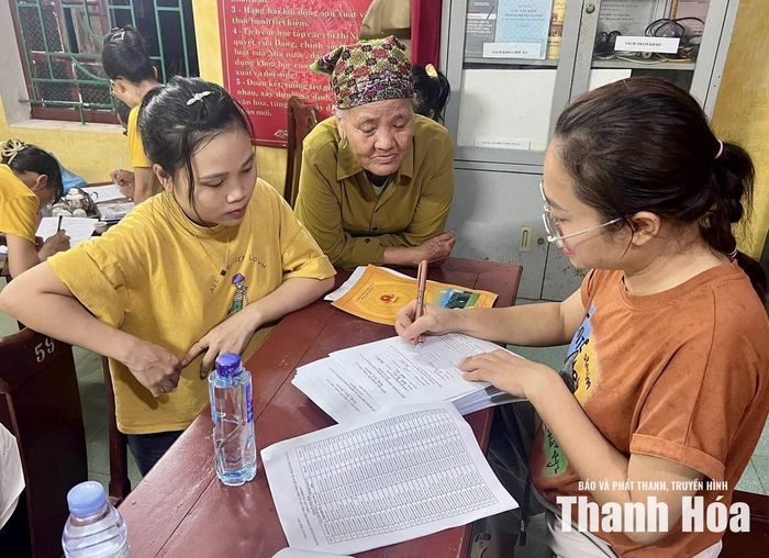 Người dân được hướng dẫn các thủ tục nhận trợ cấp qua tài khoản ngân hàng.