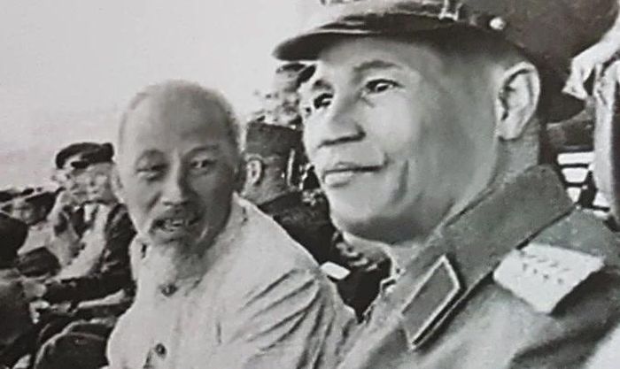 Bác Hồ với Đại tướng Nguyễn Chí Thanh. Ảnh: tư liệu