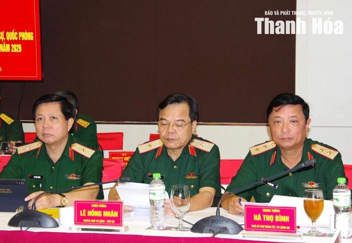 Lãnh đạo Quân khu 4 tham dự hội nghị.