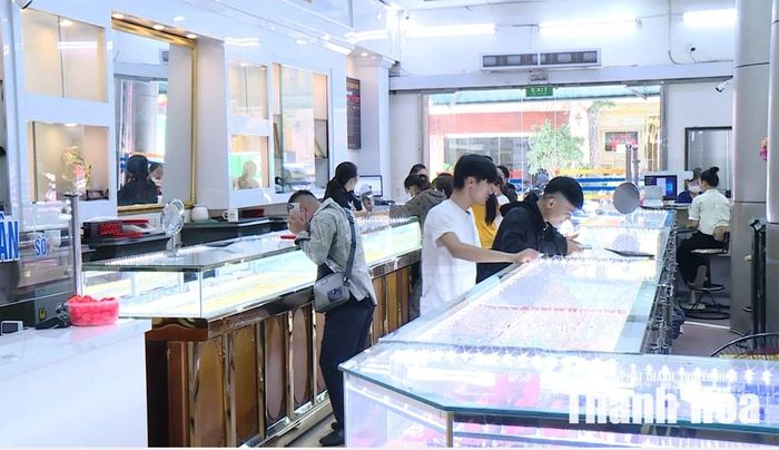 Giao dịch vàng tại một cửa hàng trên địa bàn phường Hạc Thành.